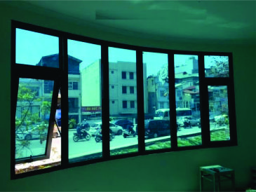 Ảnh chụp các mẫu decal cách nhiệt trong suốt, phản quang và màu sắc, được dán trên cửa kính văn phòng, showroom, và xe hơi, nổi bật với độ sắc nét và màu sắc bền lâu.