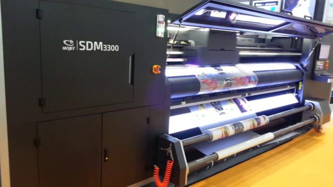 Dịch vụ in UV 2 mặt nổi bật với khả năng căn chỉnh siêu chính xác giữa hai mặt in, đảm bảo hình ảnh không lệch, không sai vị trí – một yêu cầu quan trọng trong các ấn phẩm quảng cáo cao cấp như poster treo kính, banner treo thả, bảng hiệu xuyên sáng 2 mặt,...