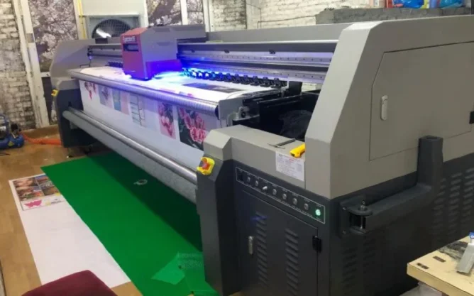 Dịch vụ in UV 5m 2 mặt là giải pháp in ấn khổ lớn cao cấp, chuyên dùng cho các chiến dịch quảng cáo ngoài trời như pano, billboard, backdrop, banner treo trụ đèn, v.v.