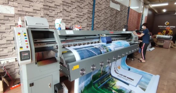 Thiết kế sáng tạo với in UV 2 mặt khổ lớn là giải pháp in ấn cao cấp dành cho các sản phẩm quảng cáo, trưng bày và trang trí có yêu cầu hiển thị hình ảnh ở cả hai mặt.